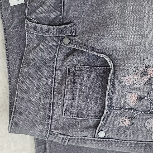 Artisan NY Embroidered Flower High-Rise Skinny Crop Ankle Jeans in Gray & Pink - Picture 9 of 17